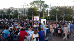 بالصور: بلدية تل ابيب تنظم "طاولات مستديرة" في ساحة البلدية 